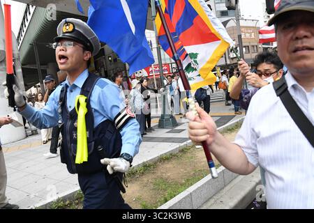 29. Juni 2019 - Osaka, Japan - Ein Polizeibeamter leitet den Verkehr eines Protestes in Osaka Japan. Osaka war Gastgeber des G20-Gipfels, der am Freitag, 28. Und 29. Juni stattfand. Foto am Samstag, 29. Juni 2019. Foto: Ramiro AgustÃ­n Vargas Tabares (Foto: © Ramiro Agustin Vargas Tabares/ZUMA Wire) Stockfoto