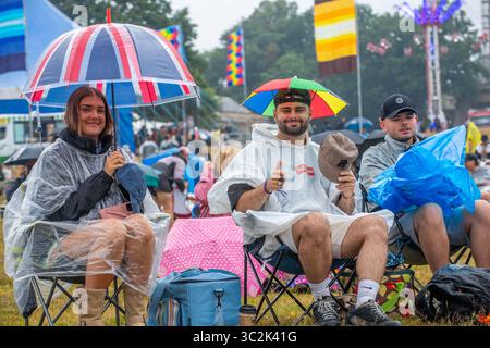 Festivalfans genießen die Musik beim Pracht Music Festival auf dem historischen Gelände der Wollaton Hall, Nottingham. Stockfoto