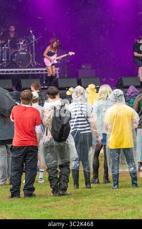Festivalfans genießen die Musik beim Pracht Music Festival auf dem historischen Gelände der Wollaton Hall, Nottingham. Stockfoto