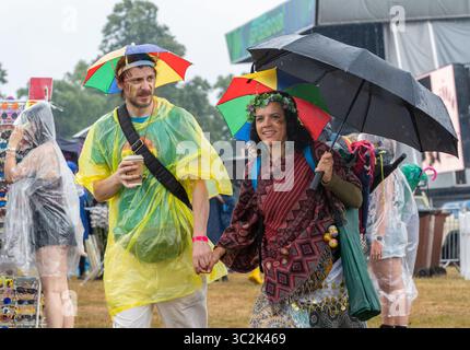 Festivalfans genießen die Musik beim Pracht Music Festival auf dem historischen Gelände der Wollaton Hall, Nottingham. Stockfoto