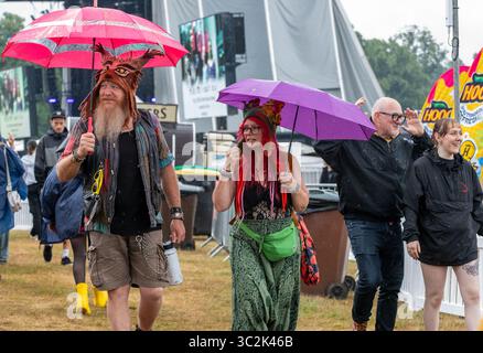 Festivalfans genießen die Musik beim Pracht Music Festival auf dem historischen Gelände der Wollaton Hall, Nottingham. Stockfoto