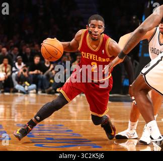 29. Dezember 2012 - Brooklyn, New York, USA - AKTE - Kyrie Irving unterschreibt Brooklyn Nets. ABBILDUNG: 29. Dezember 2012; Brooklyn, New York: Die Cleveland Cavaliers Point Guard Kyrie Irving (2) dribbelt den Ball gegen die Brooklyn Nets im Barclays Center. (Bild: © Debby Wong/ZUMA Wire) Stockfoto