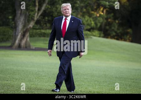 June 30, 2019 - Washington, District of Columbia, U.S. - United States President Donald J. Trump walks on the South Lawn of the White House upon his return to Washington from South Korea on June 30, 2019 in Washington, DC  (Credit Image: © Oliver Contreras/CNP via ZUMA Wire) Stockfoto