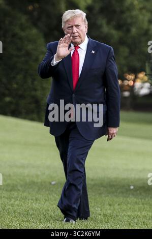 June 30, 2019 - Washington, District of Columbia, U.S. - United States President Donald J. Trump waves as he walks on the South Lawn of the White House upon his return to Washington from South Korea on June 30, 2019 in Washington, DC  (Credit Image: © Oliver Contreras/CNP via ZUMA Wire) Stockfoto