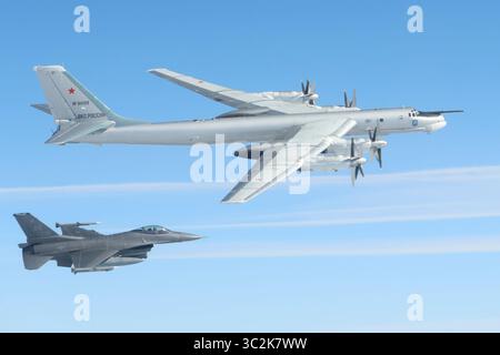 Das North American Aerospace Defense Command (NORAD) F-16 Fighting Falcon Kampfflugzeug identifizierte und fing ein russisches Tu-95 Militärflugzeug über der Beringsee am 22. Juli 2025 ab. NORAD nutzt ein mehrschichtiges Verteidigungsnetzwerk aus Satelliten, Boden- und luftgestützten Radargeräten und Kampfflugzeugen, um Flugzeuge zu erkennen und zu verfolgen und geeignete Maßnahmen zu informieren. NORAD ist nach wie vor bereit, eine Reihe von Antwortmöglichkeiten zur Verteidigung Nordamerikas und zur Begegnung mit Präsenz einzusetzen. (Foto des US-Verteidigungsministeriums) Stockfoto
