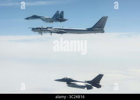 Das North American Aerospace Defense Command (NORAD) F-16 Fighting Falcon Kampfflugzeug identifizierte und fing russische Tu-95 und Su-35 Militärflugzeuge über der Beringsee am 22. Juli 2025 ab. NORAD nutzt ein mehrschichtiges Verteidigungsnetzwerk aus Satelliten, Boden- und luftgestützten Radargeräten und Kampfflugzeugen, um Flugzeuge zu erkennen und zu verfolgen und geeignete Maßnahmen zu informieren. NORAD ist nach wie vor bereit, eine Reihe von Antwortmöglichkeiten zur Verteidigung Nordamerikas und zur Begegnung mit Präsenz einzusetzen. (Foto des US-Verteidigungsministeriums) Stockfoto