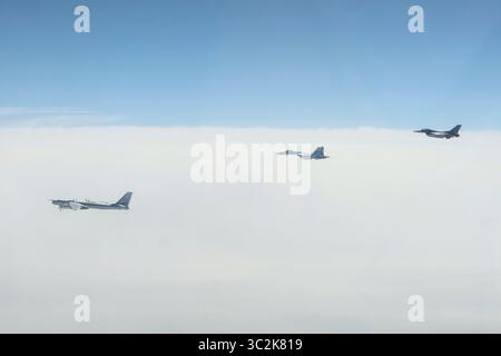 Das North American Aerospace Defense Command (NORAD) F-16 Fighting Falcon Kampfflugzeug identifizierte und fing russische Tu-95 und Su-35 Militärflugzeuge über der Beringsee am 22. Juli 2025 ab. NORAD nutzt ein mehrschichtiges Verteidigungsnetzwerk aus Satelliten, Boden- und luftgestützten Radargeräten und Kampfflugzeugen, um Flugzeuge zu erkennen und zu verfolgen und geeignete Maßnahmen zu informieren. NORAD ist nach wie vor bereit, eine Reihe von Antwortmöglichkeiten zur Verteidigung Nordamerikas und zur Begegnung mit Präsenz einzusetzen. (Foto des US-Verteidigungsministeriums) Stockfoto