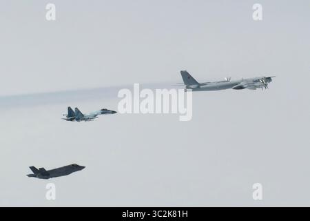 Das North American Aerospace Defense Command (NORAD) F-35 Lightning II identifizierte und fing russische Tu-95 und Su-35 Militärflugzeuge über der Beringsee am 22. Juli 2025 ab. NORAD nutzt ein mehrschichtiges Verteidigungsnetzwerk aus Satelliten, Boden- und luftgestützten Radargeräten und Kampfflugzeugen, um Flugzeuge zu erkennen und zu verfolgen und geeignete Maßnahmen zu informieren. NORAD ist nach wie vor bereit, eine Reihe von Antwortmöglichkeiten zur Verteidigung Nordamerikas und zur Begegnung mit Präsenz einzusetzen. (Foto des US-Verteidigungsministeriums) Stockfoto