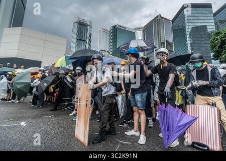 1. Juli 2019: Hongkong, China: Anti-Regierungs-Demonstranten benutzen Regenschirme und selbstgemachte Schilde, um sich während der Auseinandersetzung vor der Polizei zu schützen. Tausende von regierungsfeindlichen Demonstranten standen während des 22. Jahrestages der Rückkehr Hongkongs zur chinesischen Herrschaft mit der Polizei und besetzen wichtige Straßen rund um den Regierungskomplex Hongkongs. (Credit Image: © Geovien so/SOPA Images via ZUMA Wire) Stockfoto