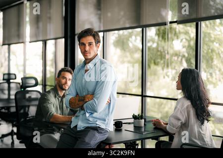 Team aus Spezialisten für Industriedesign und Softwareentwicklern, die im Büro diskutieren Stockfoto