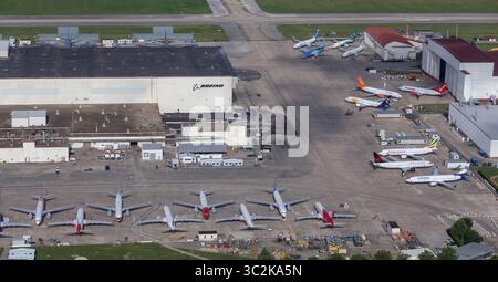29. Juni 2019 – San Antonio, TX, USA – die neu gebauten Boeing 737 Max-Flugzeuge werden am Samstag, 29. Juni 2019 in der Boeing Kelly Field Maintenance Facility in San Antonio in einem Luftbild gesehen. Das Ballonfahren im Werk Seattle verursachte die fortgesetzte Herstellung des Flugzeugs, obwohl die Flotte nach zwei Abstürzen weltweit am Boden liegt, was für die Lagerung des Luftfahrtunternehmens ein Kopfzerbrechen bereitet. Mindestens 44 der derzeit nicht zustellbaren Flugzeuge, die mit Markierungen für Fluggesellschaften aus aller Welt gemalt sind, wurden am Samstag gesehen. (Foto: © William Luther/San Antonio Express-News via ZUMA Stockfoto