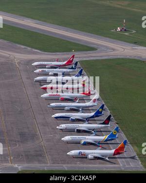 29. Juni 2019 – San Antonio, TX, USA – die neu gebauten Boeing 737 Max-Flugzeuge werden in einem Luftbild am Samstag, 29. Juni 2019 in der Nähe einer Boeing-Wartungseinrichtung auf dem Kelly Field in San Antonio gesehen. Das Ballonfahren des Lagerbestands im Werk Seattle, das durch die fortgesetzte Herstellung des Flugzeugs verursacht wurde, obwohl die Flotte nach zwei Abstürzen weltweit am Boden liegt, hat dem Luft- und Raumfahrtgiganten Kopfschmerzen bereitet. Mindestens 44 der derzeit nicht zustellbaren Flugzeuge, die mit Markierungen für Fluggesellschaften aus aller Welt gemalt sind, wurden am Samstag gesehen. (Bild: © William Luther/San Antonio Express-News VI Stockfoto