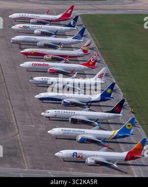 29. Juni 2019 – San Antonio, TX, USA – die neu gebauten Boeing 737 Max-Flugzeuge werden in einem Luftbild am Samstag, 29. Juni 2019 in der Nähe einer Boeing-Wartungseinrichtung auf dem Kelly Field in San Antonio gesehen. Das Ballonfahren des Lagerbestands im Werk Seattle, das durch die fortgesetzte Herstellung des Flugzeugs verursacht wurde, obwohl die Flotte nach zwei Abstürzen weltweit am Boden liegt, hat dem Luft- und Raumfahrtgiganten Kopfschmerzen bereitet. Mindestens 44 der derzeit nicht zustellbaren Flugzeuge, die mit Markierungen für Fluggesellschaften aus aller Welt gemalt sind, wurden am Samstag gesehen. (Bild: © William Luther/San Antonio Express-News VI Stockfoto