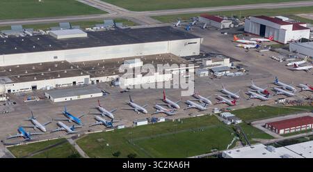 29. Juni 2019 – San Antonio, TX, USA – die neu gebauten Boeing 737 Max-Flugzeuge werden am Samstag, 29. Juni 2019 in der Boeing Kelly Field Maintenance Facility in San Antonio in einem Luftbild gesehen. Das Ballonfahren im Werk Seattle verursachte die fortgesetzte Herstellung des Flugzeugs, obwohl die Flotte nach zwei Abstürzen weltweit am Boden liegt, was für die Lagerung des Luftfahrtunternehmens ein Kopfzerbrechen bereitet. Mindestens 44 der derzeit nicht zustellbaren Flugzeuge, die mit Markierungen für Fluggesellschaften aus aller Welt gemalt sind, wurden am Samstag gesehen. (Foto: © William Luther/San Antonio Express-News via ZUMA Stockfoto