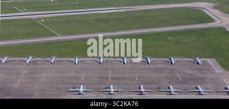 29. Juni 2019 – San Antonio, TX, USA – die neu gebauten Boeing 737 Max-Flugzeuge werden in einem Luftbild am Samstag, 29. Juni 2019 in der Nähe einer Boeing-Wartungseinrichtung auf dem Kelly Field in San Antonio gesehen. Das Ballonfahren des Lagerbestands im Werk Seattle, das durch die fortgesetzte Herstellung des Flugzeugs verursacht wurde, obwohl die Flotte nach zwei Abstürzen weltweit am Boden liegt, hat dem Luft- und Raumfahrtgiganten Kopfschmerzen bereitet. Mindestens 44 der derzeit nicht zustellbaren Flugzeuge, die mit Markierungen für Fluggesellschaften aus aller Welt gemalt sind, wurden am Samstag gesehen. (Bild: © William Luther/San Antonio Express-News VI Stockfoto