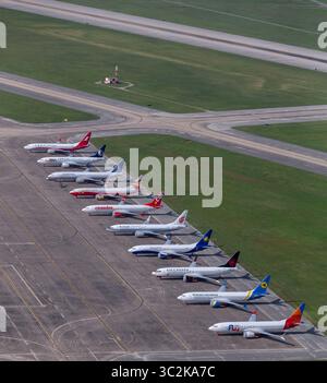 29. Juni 2019 – San Antonio, TX, USA – die neu gebauten Boeing 737 Max-Flugzeuge werden in einem Luftbild am Samstag, 29. Juni 2019 in der Nähe einer Boeing-Wartungseinrichtung auf dem Kelly Field in San Antonio gesehen. Das Ballonfahren des Lagerbestands im Werk Seattle, das durch die fortgesetzte Herstellung des Flugzeugs verursacht wurde, obwohl die Flotte nach zwei Abstürzen weltweit am Boden liegt, hat dem Luft- und Raumfahrtgiganten Kopfschmerzen bereitet. Mindestens 44 der derzeit nicht zustellbaren Flugzeuge, die mit Markierungen für Fluggesellschaften aus aller Welt gemalt sind, wurden am Samstag gesehen. (Bild: © William Luther/San Antonio Express-News VI Stockfoto