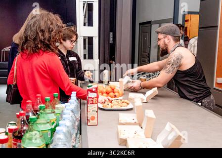 Sankt Petersburg, Russland, 19. März 2022, die Leute nehmen Essen vom Buffet im Hotel Stockfoto