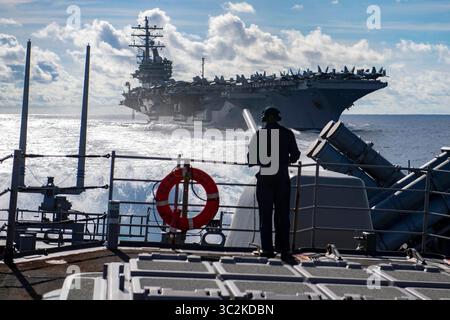 30. Juni 2019 - Philippinische See - der Seaman Marcus White aus San Diego beobachtet den Achteraussichtspunkt an Bord des Lenkraketenkreuzers USS Chancellorsville (CG 62) der Ticonderoga-Klasse während einer Auffüllung auf See mit dem Flugzeugträger USS Ronald Reagan (CVN 76). Chancellorsville wird zur Unterstützung der Sicherheit und Stabilität in der indopazifischen Region in das Einsatzgebiet der 7. US-Flotte eingesetzt. (Kreditbild: © U.S. Navy/ZUMA Wire/ZUMAPRESS.com) Stockfoto