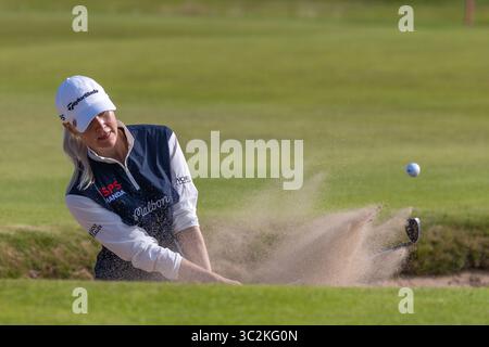 Irvine, Großbritannien. Juli 2025. Charley Hull aus England spielte bei der ISPS HANDA Scottish Open Golf Championship gegen Dundonald Links, Irvine, North Ayrshire, Schottland, Großbritannien. Sie beendete ihre erste Runde mit einem Ergebnis von 1 Under. Bild von Charley, der aus dem Bunker am 3. Platz spielt Quelle: Findlay/Alamy Live News Stockfoto