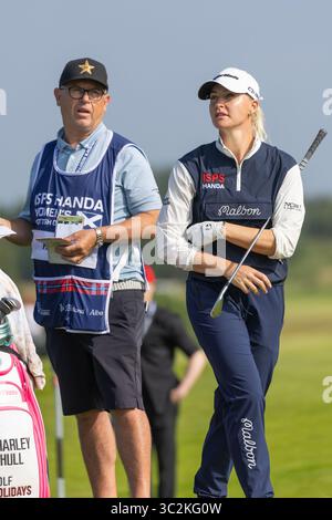 Irvine, Großbritannien. Juli 2025. Charley Hull aus England spielte bei der ISPS HANDA Scottish Open Golf Championship gegen Dundonald Links, Irvine, North Ayrshire, Schottland, Großbritannien. Sie beendete ihre erste Runde mit einem Ergebnis von 1 Under. Charley und ihr Caddie warten auf den vierten Abschlag. Quelle: Findlay/Alamy Live News Stockfoto