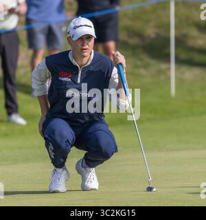 Irvine, Großbritannien. Juli 2025. Charley Hull aus England spielte bei der ISPS HANDA Scottish Open Golf Championship gegen Dundonald Links, Irvine, North Ayrshire, Schottland, Großbritannien. Sie beendete ihre erste Runde mit einem Ergebnis von 1 Under. Charley reiht ihren Putt auf das dritte Grün. Quelle: Findlay/Alamy Live News Stockfoto