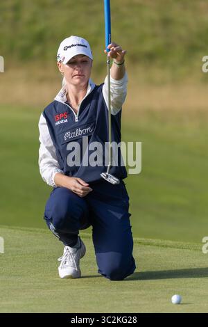 Irvine, Großbritannien. Juli 2025. Charley Hull aus England spielte bei der ISPS HANDA Scottish Open Golf Championship gegen Dundonald Links, Irvine, North Ayrshire, Schottland, Großbritannien. Sie beendete ihre erste Runde mit einem Ergebnis von 1 Under. Charley reiht ihren Putt auf das dritte Grün. Quelle: Findlay/Alamy Live News Stockfoto
