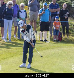 Irvine, Großbritannien. Juli 2025. Charley Hull aus England spielte bei der ISPS HANDA Scottish Open Golf Championship gegen Dundonald Links, Irvine, North Ayrshire, Schottland, Großbritannien. Sie beendete ihre erste Runde mit einem Ergebnis von 1 Under. Charley splittert zuerst auf das Grün. Quelle: Findlay/Alamy Live News Stockfoto