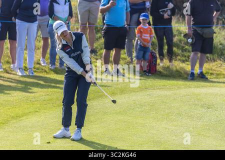 Irvine, Großbritannien. Juli 2025. Charley Hull aus England spielte bei der ISPS HANDA Scottish Open Golf Championship gegen Dundonald Links, Irvine, North Ayrshire, Schottland, Großbritannien. Sie beendete ihre erste Runde mit einem Ergebnis von 1 Under. Charley splittert zuerst auf das Grün. Quelle: Findlay/Alamy Live News Stockfoto
