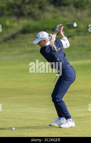 Irvine, Großbritannien. Juli 2025. Charley Hull aus England spielte bei der ISPS HANDA Scottish Open Golf Championship gegen Dundonald Links, Irvine, North Ayrshire, Schottland, Großbritannien. Sie beendete ihre erste Runde mit einem Ergebnis von 1 Under. Charley spielt ihren zweiten Schuss auf dem zweiten Fairway. Quelle: Findlay/Alamy Live News Stockfoto