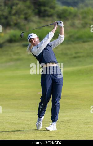 Irvine, Großbritannien. Juli 2025. Charley Hull aus England spielte bei der ISPS HANDA Scottish Open Golf Championship gegen Dundonald Links, Irvine, North Ayrshire, Schottland, Großbritannien. Sie beendete ihre erste Runde mit einem Ergebnis von 1 Under. Charley spielt ihren zweiten Schuss auf dem zweiten Fairway. Quelle: Findlay/Alamy Live News Stockfoto