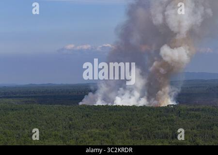 4. Juli 2019 – Talkeetna, AK, USA – Rauch steigt aus einem Waldbrand in der Nähe des Montana Creek auf. 4. Juli 2019 in der Nähe von Talkeetna, Alaska. (Kreditbild: © Michael Risinger via ZUMA Wire) Stockfoto