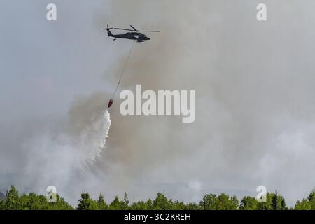 4. Juli 2019: Talkeetna, AK, Vereinigte Staaten - Ein Hubschrauber der Alaska National Guard UH-60 Blackhawk wirft Wasser auf ein Waldfeuer in der Nähe des Montana Creek, 4. Juli 2019 in der Nähe von Talkeetna, Alaska. (Kreditbild: © Michael Risinger via ZUMA Wire) Stockfoto