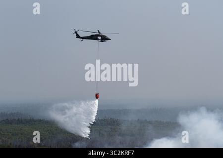 4. Juli 2019: Talkeetna, AK, Vereinigte Staaten - Ein Hubschrauber der Alaska National Guard UH-60 Blackhawk wirft Wasser auf ein Waldfeuer in der Nähe des Montana Creek, 4. Juli 2019 in der Nähe von Talkeetna, Alaska. (Kreditbild: © Michael Risinger via ZUMA Wire) Stockfoto