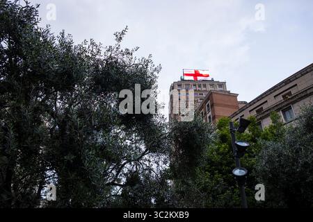 Die Flagge des Heiligen Georg wird über die Straßen von Genua geflogen Stockfoto