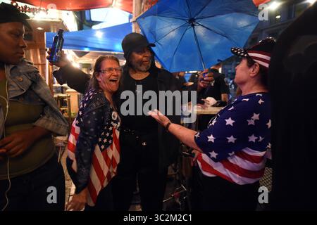 6. Juli 2019 - Washington, DC, USA - Ein Mann, der seinen Namen nur als Q gab, hielt an Harrys Bar an und hatte Spaß mit Judith D’Ambrosia und Marguerite Fischer, beide aus MA und anderen dort, um sich nach der Ã’Demand Free SpeechÃ“-Kundgebung am 6. Juli 2019 in Washington DC auszuruhen, an der die Proud Boys, alt-Right-Gruppen, Trump-Unterstützer und andere teilnahmen. Er sagte: "Sie brachten mir Bier, sie gaben mir Küsse." In der Nähe fand ein Gegenprotest statt und später hielt die Polizei die Gruppen auseinander, während sie sich mit unterschiedlichen Meinungen anbrüllten, aber der Tag blieb weitgehend friedlich. (Foto: © Carol Guzy/ZUMA Wire Stockfoto