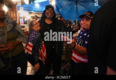 6. Juli 2019 - Washington, DC, USA - Ein Mann, der seinen Namen nur als Q gab, hielt an Harrys Bar und hatte Spaß mit den Menschen dort, um sich nach der Ã’Demand Free SpeechÃ“-Kundgebung am 6. Juli 2019 in Washington DC auszuruhen, an der die Proud Boys, alt-Right-Gruppen, Trump-Anhänger und andere teilnahmen. Er sagte: "Sie brachten mir Bier, sie gaben mir Küsse." In der Nähe fand ein Gegenprotest statt und später hielt die Polizei die Gruppen auseinander, während sie sich mit unterschiedlichen Meinungen anbrüllten, aber der Tag blieb weitgehend friedlich. (Bild: © Carol Guzy/ZUMA Wire) Stockfoto