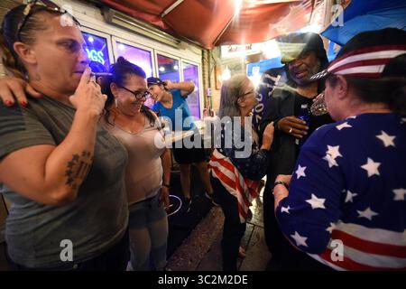 6. Juli 2019 - Washington, DC, USA - Ein Mann, der seinen Namen nur als Q gab, hielt an Harrys Bar und hatte Spaß mit den Menschen dort, um sich nach der Ã’Demand Free SpeechÃ“-Kundgebung am 6. Juli 2019 in Washington DC auszuruhen, an der die Proud Boys, alt-Right-Gruppen, Trump-Anhänger und andere teilnahmen. Er sagte: "Sie brachten mir Bier, sie gaben mir Küsse." In der Nähe fand ein Gegenprotest statt und später hielt die Polizei die Gruppen auseinander, während sie sich mit unterschiedlichen Meinungen anbrüllten, aber der Tag blieb weitgehend friedlich. (Bild: © Carol Guzy/ZUMA Wire) Stockfoto