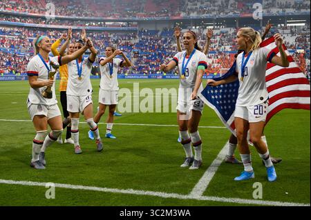 7. Juli 2019: Lyon, Frankreich - Mittelfeldspieler ALLIE LONG #20 US-Stürmer ALEX MORGAN #13 US-Mittelfeldspieler JULIE ERTZ #8 US-Verteidiger ALI KRIEGER #11 und US-Stürmer TOBIN HEATH #17 feiern den Sieg im Finale der Frauen-Weltmeisterschaft im Lyon Olympiastadion. USA besiegt die Niederlande 2-0 (Foto: © Mark Smith/ZUMA Wire) Stockfoto