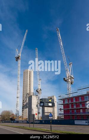 Zahlreiche Kräne waren am Bau neuer Hochhäuser in Bordesley in der Nähe des Stadtzentrums von Birmingham beteiligt Stockfoto