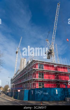 Zahlreiche Kräne waren am Bau neuer Hochhäuser in Bordesley in der Nähe des Stadtzentrums von Birmingham beteiligt Stockfoto