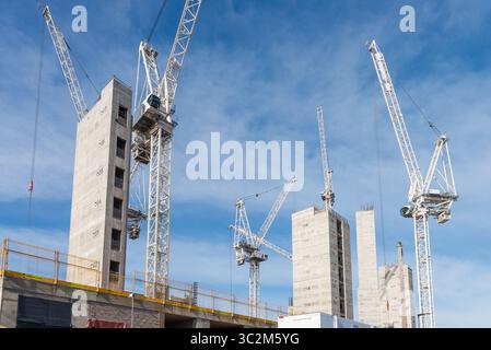 Zahlreiche Kräne waren am Bau neuer Hochhäuser in Bordesley in der Nähe des Stadtzentrums von Birmingham beteiligt Stockfoto