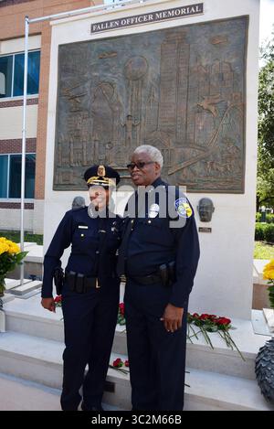 8. Juli 2019, Dallas, Texas, USA: Das Dallas Police Department widmete den vier Dallas Police Officers und einem Dallas Area Rapid Transit Officer, die am 7. Juli 2016 von einem einzigen bewaffneten Mann nach friedlichen Protesten in der Innenstadt von Dallas niedergeschossen wurden. IM BILD: (L-R) Dallas Police Chief U. RENEE HALL und DART Police Chief JAMES SPILLER. (Bild: © AVI S. Adelman/ZUMA Wire) Stockfoto
