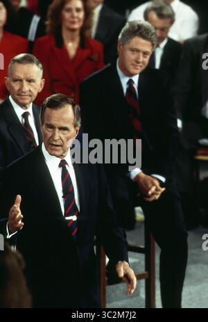9. Juli 2019: AKTE: Milliardär-Tycoon ROSS PEROT, der in den 1990er Jahren zwei erfolglose Präsidentschaftskampagnen führte, ist gestorben. Er war 89. ABBILDUNG: 15. Oktober 1992 – Richmond, Virginia, USA – der unabhängige Kandidat ROSS PEROT und der demokratische Kandidat BILL CLINTON hören zu, wie Präsident GEORGE H.W. BUSH während einer im Fernsehen übertragenen nationalen Präsidentschaftsdebatte im Stil eines Rathauses an der University of Richmond spricht. (Kreditbild: © Mark Reinstein/ZUMA Wire) Stockfoto