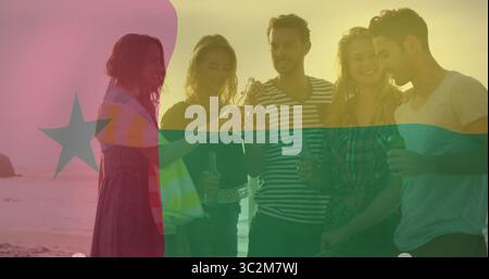 Glasflaschen hochziehen, fünf Freunde in Sommerkleidung, die bei Sonnenuntergang am Strand tosten, mit Tragetasche. Feier, Freundschaft, Freizeit, Outdoor, Gelassenheit, Stockfoto