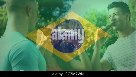Eine Gruppe von Freunden, die im Park unter der sonnigen brasilianischen Flagge braune Glasbierflaschen züchten. Feier, Kameradschaft, Outdoor, Freizeit, Soziales, vib Stockfoto