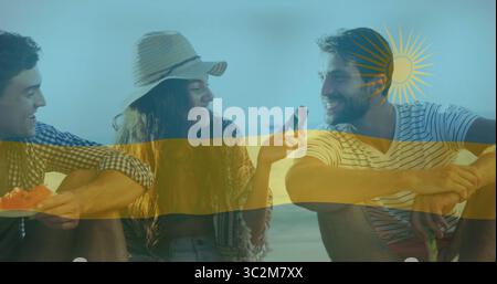 Wassermelonenscheiben essen, drei Freunde tragen Strohsonnenhut am Strand, Sommer-Picknick. Strand, Sommer, Freizeit, Entspannung, lebhaft, soziale Netzwerke, außerhalb Stockfoto