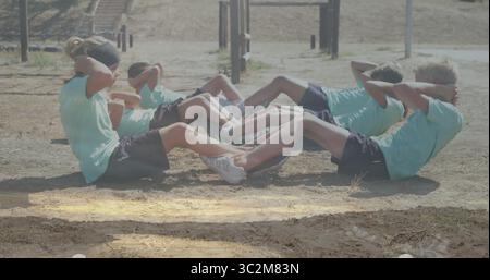 Sechs Kinder tragen grüne Hemden und Turnschuhe im Camp Fitness mit Klimmzugstangen. Outdoor, Fitness, Kinder, Teamwork, aktiv, Ar Stockfoto