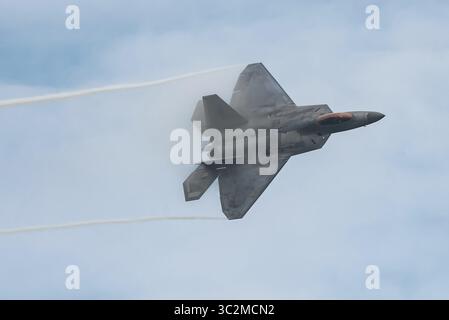 7. Juli 2019: Battlecreek, MI, Vereinigte Staaten - Major Paul Lopez Pilot der US Air Force mit der F-22 Stealth Fighter Demonstrationsgeschwader führt einen Hingabe-Hochgeschwindigkeitspass während der Battle Creek Field of Flight Air Show am 7. Juli 2019 in Battlecreek, Michigan. (Kreditbild: © Samuel Eckholm Via ZUMA Wire) Stockfoto