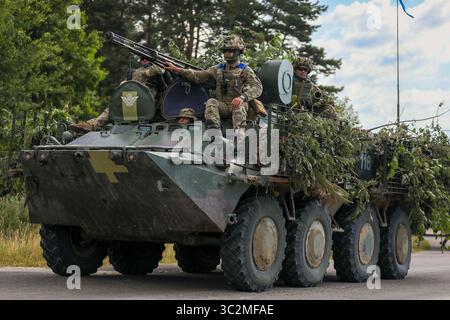 3. Juli 2019 – Yavoriv, Ukraine – die Karentan-Mentoren der Task Force arbeiteten zusammen mit dem CTC-Kader, während die Rotationseinheit der 95. Lufteingriffsbrigade Konvoi-Operationen und die Entwicklung des Einsatzgebiets im Yavoriv Combat Training Center, Ukraine, durchführte. (Bild: © U.S. Army/ZUMA Wire/ZUMAPRESS.com) Stockfoto