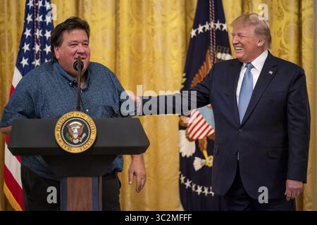 8. Juli 2019 - Washington, DC, Vereinigte Staaten von Amerika - US-Präsident Donald Trump lächelt, als Bruce Hrobak, Besitzer von Billy Bones Bait and Tackle, im East Room des Weißen Hauses am 8. Juli 2019 in Washington, D.C. den Präsidenten unterstützt. (Kreditbild: © Tia Dufour via ZUMA Wire) Stockfoto